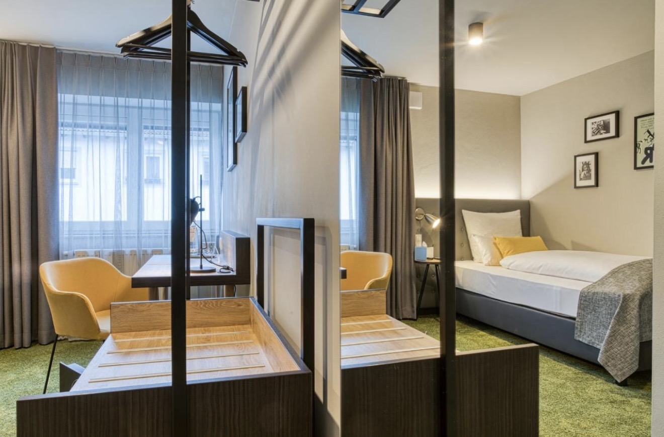Zimmer mit Schreibtisch und Sitzbereich