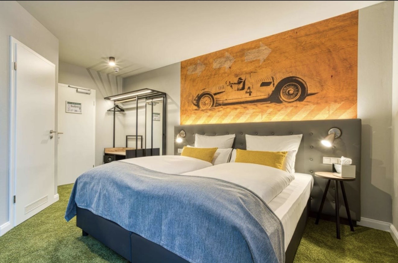 Stilvolles Zimmer mit Rennwagen-Wandbild